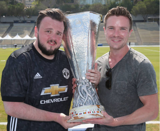 Ảnh bài viết Sao Game of Thrones thích thú khi được Man Utd trao cúp tại Mỹ