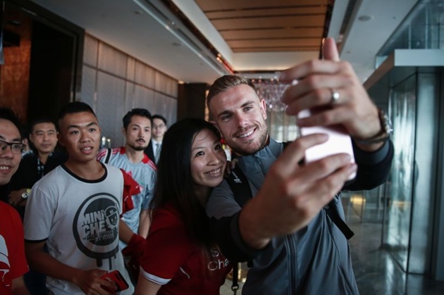 Ảnh bài viết Vừa đặt chân đến Hong Kong, Liverpool đã được fan đón tiếp hùng hậu