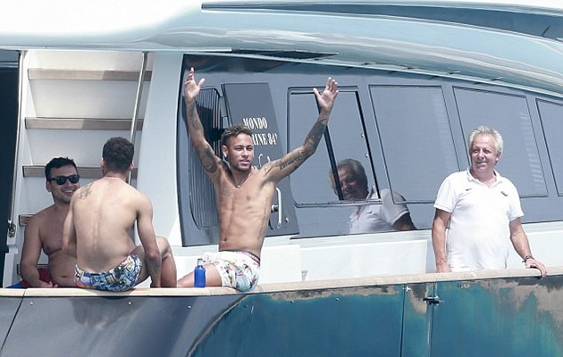 Ảnh bài viết Bỏ mặc tin đồn, Neymar thư giãn bên du thuyền đắt giá 