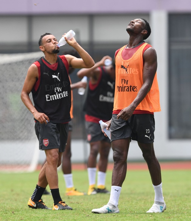 Ảnh bài viết Thượng Hải nóng kỷ lục, sao Arsenal "tiếp nước" liên tục