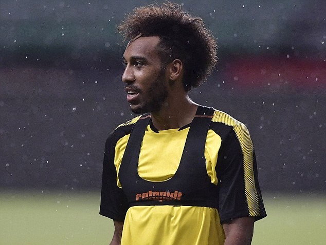 Ảnh bài viết Mặc tin đồn về tương lai, Aubameyang vẫn hăng say tập luyện