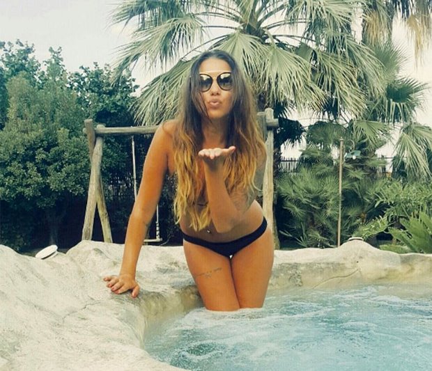 Ornella Montagna - nàng WAGs nóng bỏng nhất Burnley