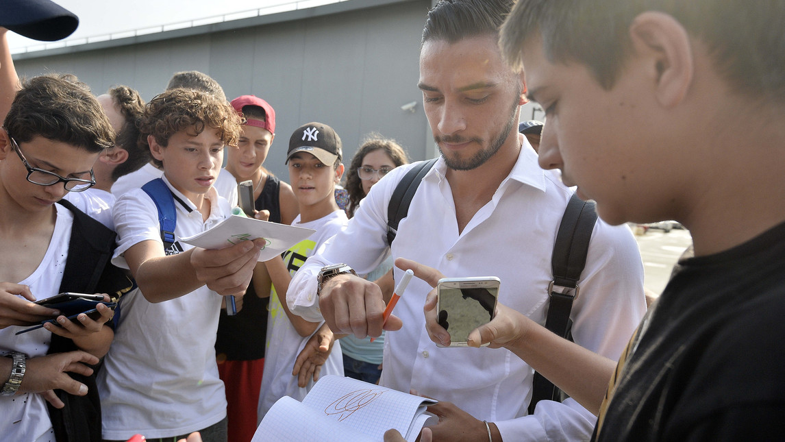 De Sciglio bị vây kín ngay khi vừa tới Turin