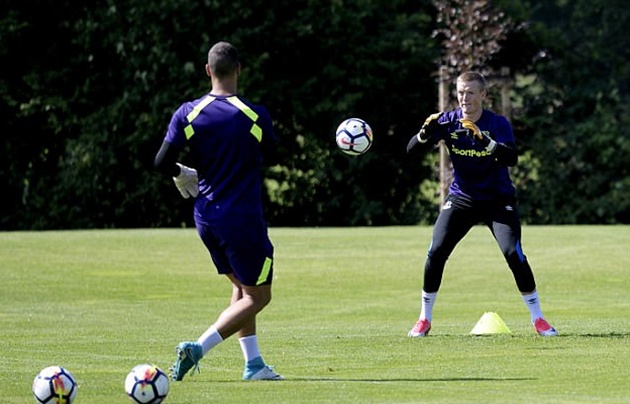 Ảnh bài viết Pickford căng thẳng trong buổi tập trên đất Hà Lan