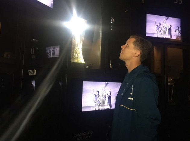 Ảnh bài viết Szczesny thích thú ngắm phòng truyền thống của Juventus