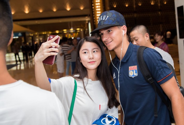 Ảnh bài viết Depay và đồng đội bị hot girl vây kín tại Trung Quốc