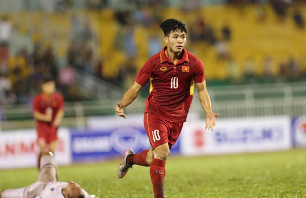 Bầu Đức khích lệ Công Phượng và Tuấn Anh trước trận gặp U22 Macau
