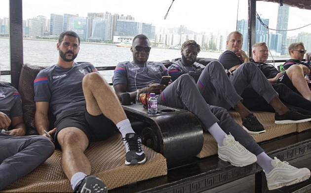 Ảnh bài viết Benteke cực ngầu khám phá Hong Kong