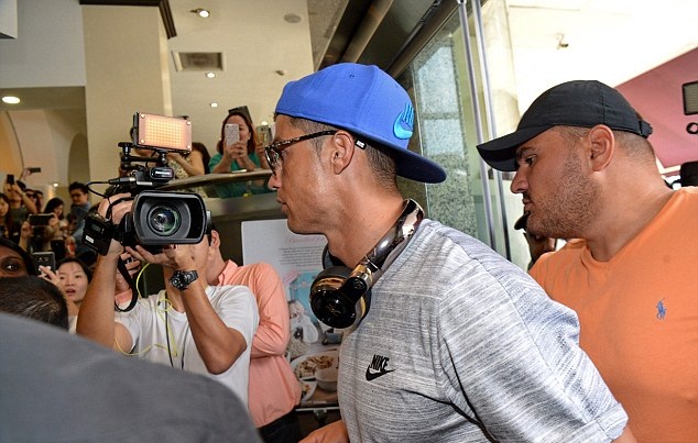 Ronaldo bay đến Singapore để thăm cháu ngoại Peter Lim
