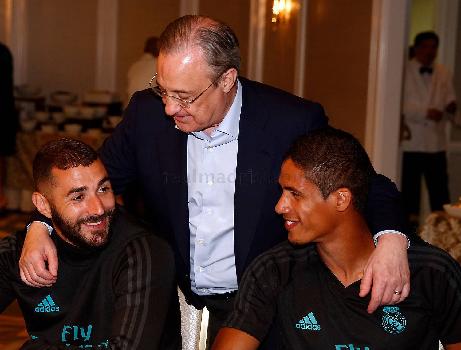 Ảnh bài viết Chủ tịch Perez tay bắt mặt mừng với dàn sao Real 