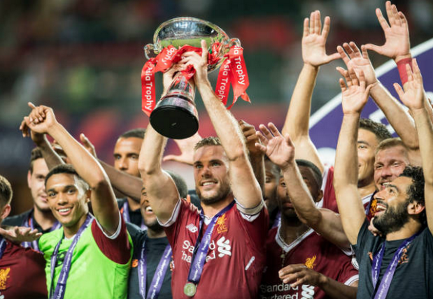 Ảnh bài viết Henderson nâng cúp, Klopp cười mãn nguyện