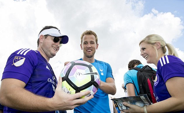 Ảnh bài viết Kane mỏi tay kí cho "fan cuồng" ở Mỹ