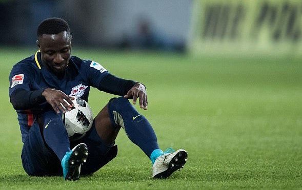Bị Liverpool bỏ rơi, Keita 'sôi máu' đánh nhau tại Leipzig?