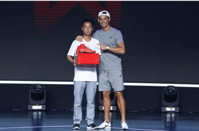 Ảnh bài viết Ronaldo mặc quần đùi lên sân khấu tặng quà cho fan