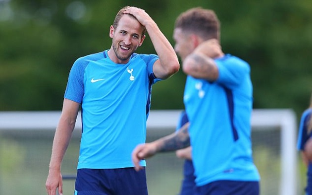 Ảnh bài viết Sân tập rộn tiếng cười, Gà trống sẵn sàng nghênh chiến Roma