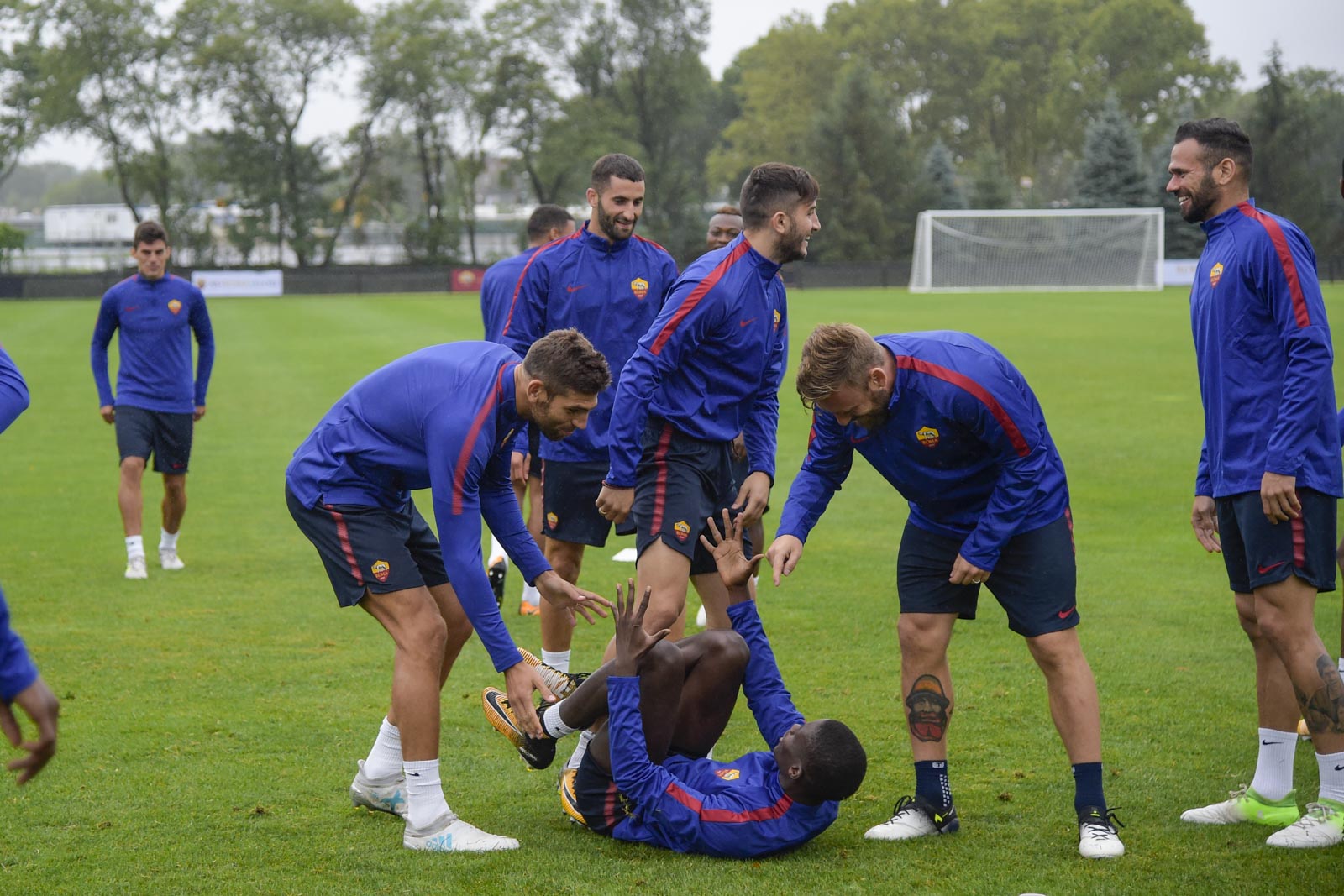 Strootman, De Rossi 'hổ báo' với đồng đội