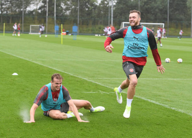 Sao Arsenal đầy phấn khích khi đồng đội té sấp mặt trên sân
