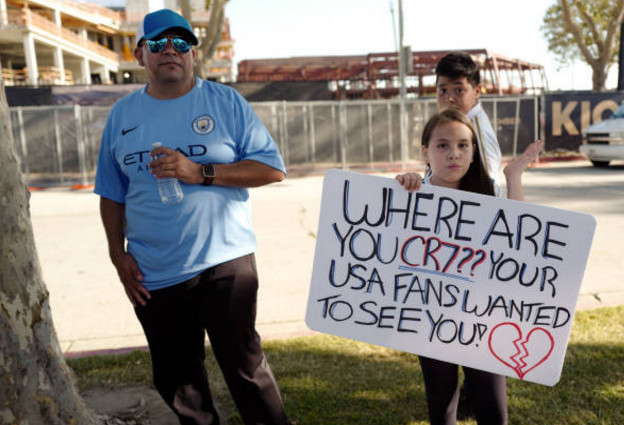 Ảnh bài viết Fan treo bảng tìm Ronaldo trước giờ Real đại chiến Man City