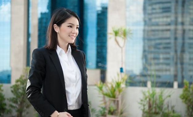 Nhan sắc vạn người mê của nữ trưởng đoàn U22 Thái Lan