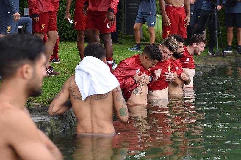 Ảnh bài viết Dàn sao Liverpool bỏ tập, kéo nhau đi tắm ao hồ