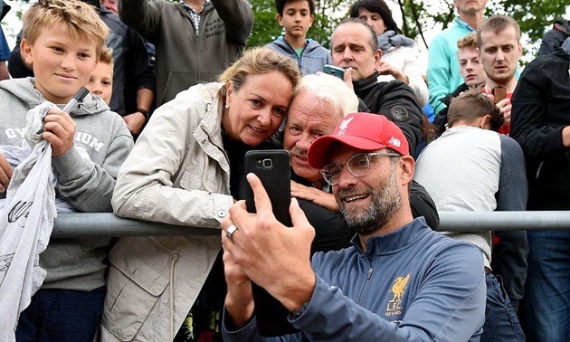 Ảnh bài viết Dàn sao Liverpool thích thú 'selfie' cùng CĐV Đức