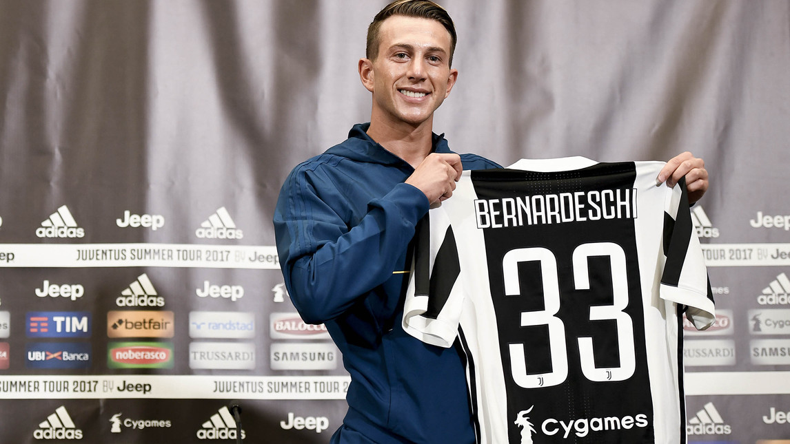 Ảnh bài viết 'Mất' số 10, Bernardeschi vẫn vui vẻ khoe áo mới của Juventus