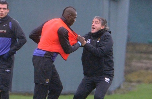 8 vụ ‘gà nhà đá nhau’ kinh hoàng trong bóng đá: Balotelli nện luôn ông thầy