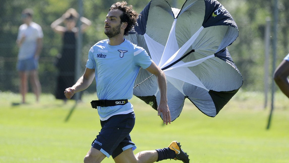 Dàn sao của Lazio mang cả... dù ra để tập chạy
