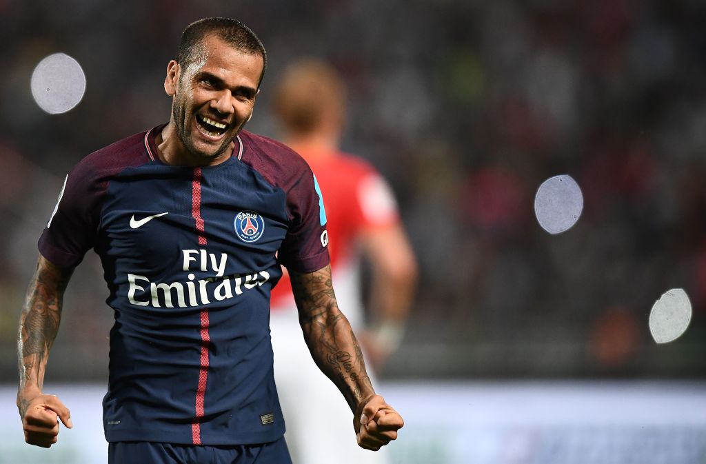 Dani Alves đi vào lịch sử bóng đá thế giới