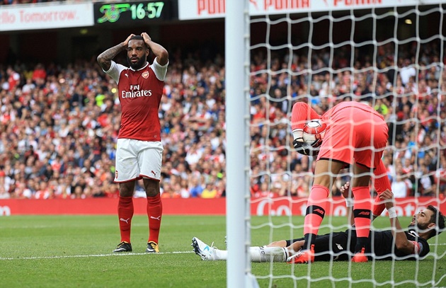 Arsenal 1-2 Sevilla: Giáo sư chia nửa buồn vui
