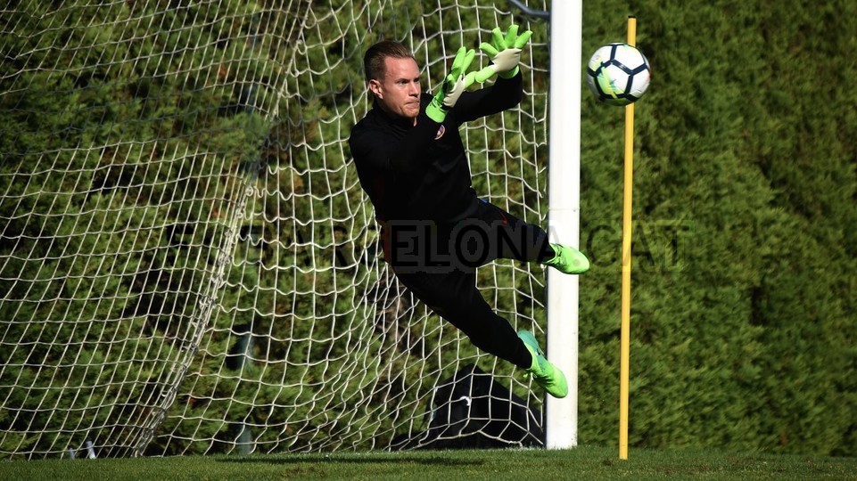 Vừa trở lại Barca, Stegen đã bay lượn như chim