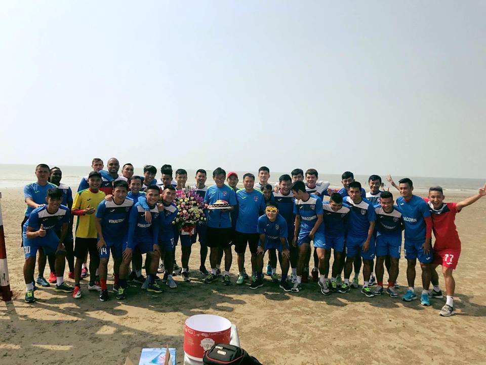 Ảnh bài viết Học trò mừng sinh nhật HLV Phan Thanh Hùng ngay trên bãi biển