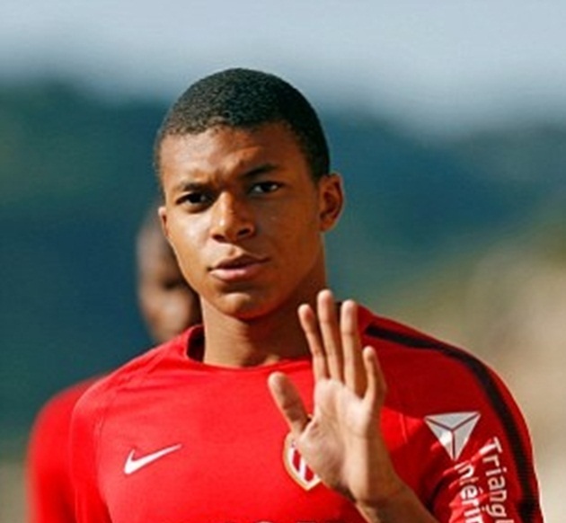 Ảnh bài viết Real, Barca mời gọi, Mbappe vẫn ‘tỉnh bơ’ trên sân tập