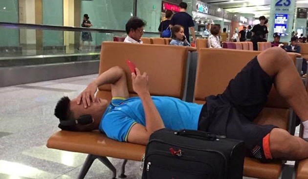 Ảnh bài viết U22 Việt Nam vạ vật tại ghế chờ sân bay vì hãng delay 2 tiếng