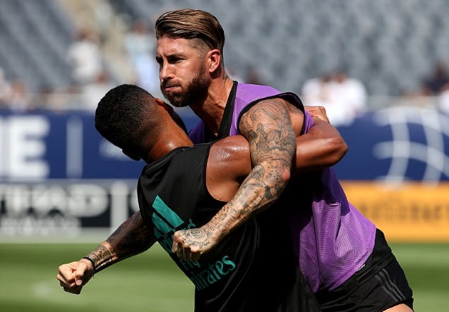 "Hot boy xăm trổ" Ramos húc văng đồng đội trên sân tập