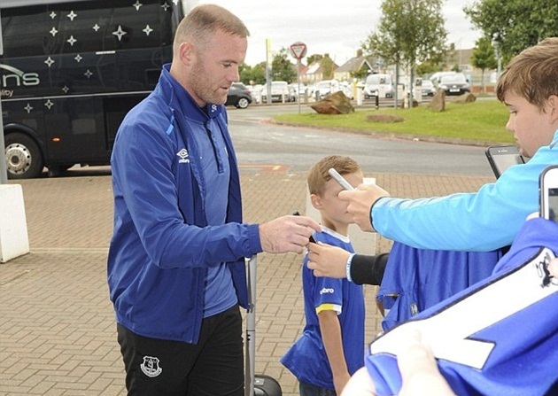 NHM ‘phục kích’ Rooney trên đường ra sân bay