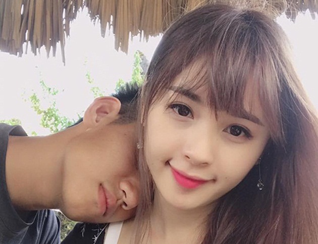 Cầu thủ U20 Việt Nam công khai bạn gái mới xinh như hotgirl