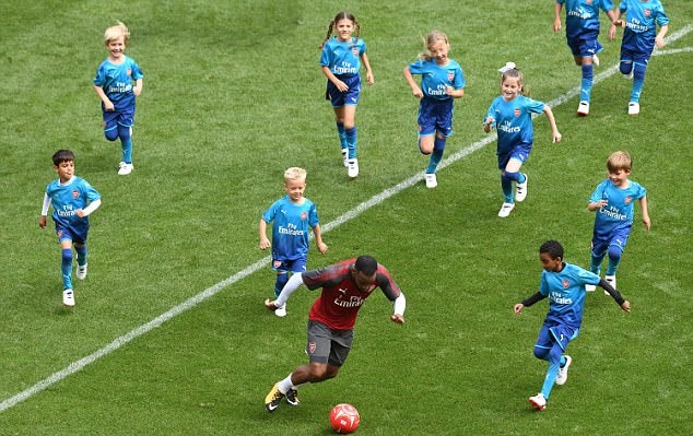 Ảnh bài viết Lacazette và dàn sao Arsenal 'mắc kẹt' giữa hàng ngàn CĐV nhí