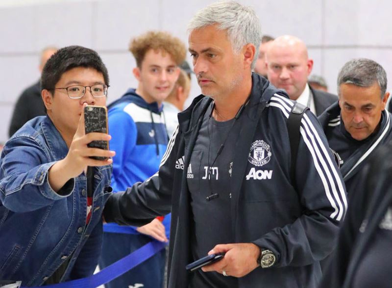 Ảnh bài viết Trở về Manchester, thầy trò Mourinho bị NHM 'chặn đường'
