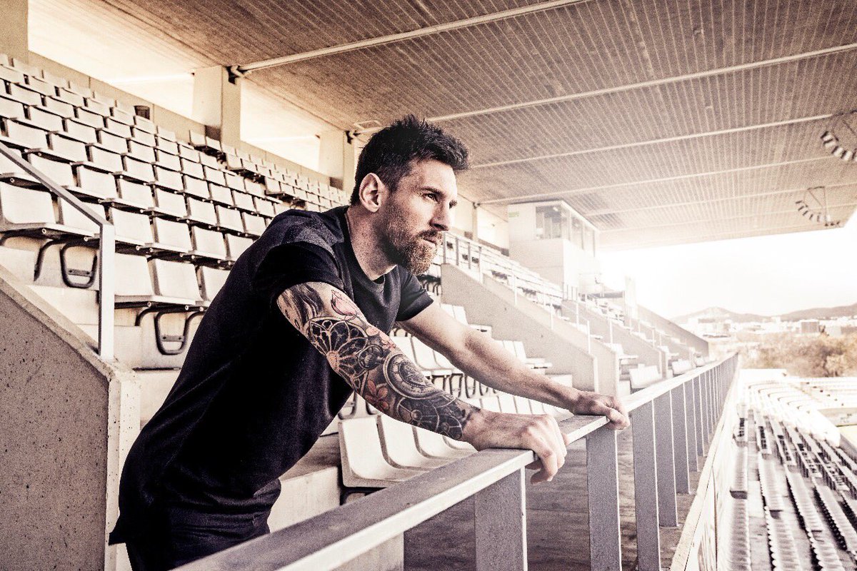 Messi "đá xoáy" Neymar: Người vĩ đại nhất luôn ở lại!