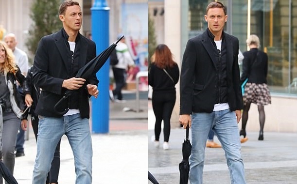 Ảnh bài viết Nemanja Matic lịch lãm như quý ông trên phố Manchester