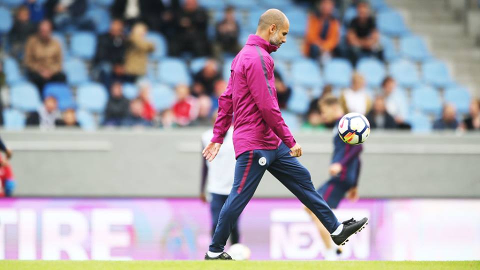 Ảnh bài viết Pep Guardiola tâng bóng điêu luyện trong buổi tập của Man City