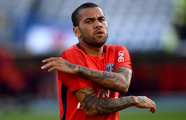 Bị fan Barca ném vào sọt rác, Dani Alves phản ứng thế nào?