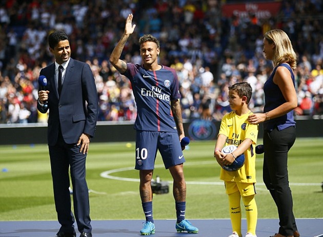 Neymar được chào đón như siêu sao Hollywood ở sân Công viên các hoàng tử