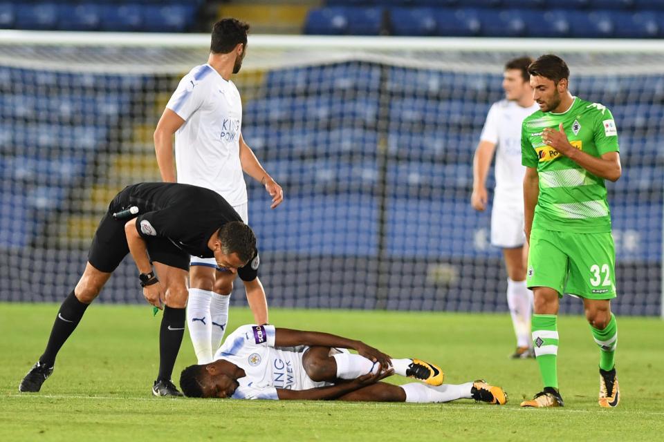 Ra mắt Leicester được 17 phút, Iheanacho đã phải lên cáng