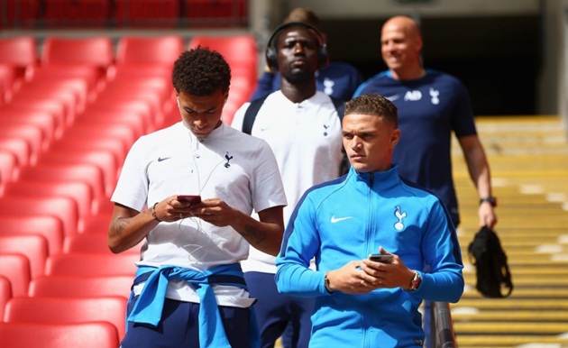 Ảnh bài viết Sắp đấu Juventus, Dele Alli vẫn cắm cúi vào màn hình điện thoại