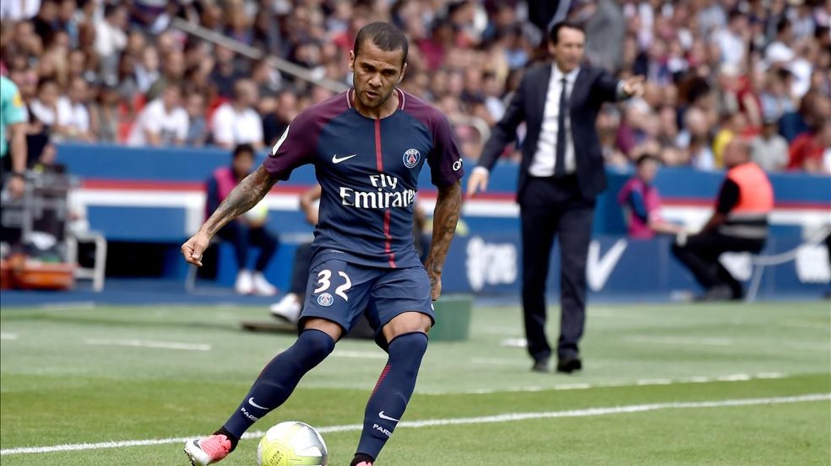 Ảnh bài viết Alves gây sốc: 'Chính Neymar thuyết phục tôi đến PSG'