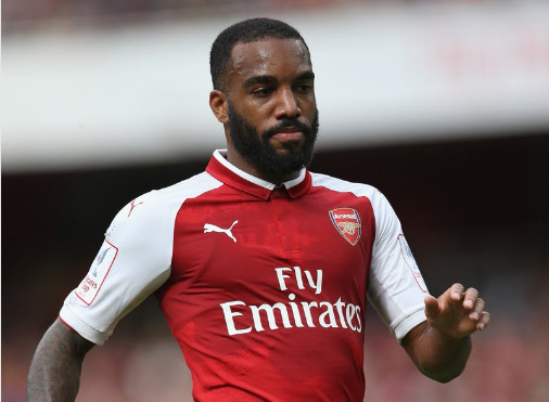 Ảnh bài viết Lacazette sút trúng cột dọc, fan Arsenal nội chiến