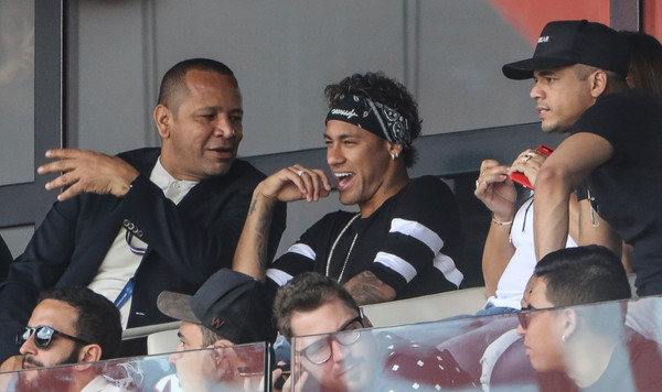 Ảnh bài viết Neymar nhí nhảnh bên cạnh cha chứng kiến đồng đội giành chiến thắng