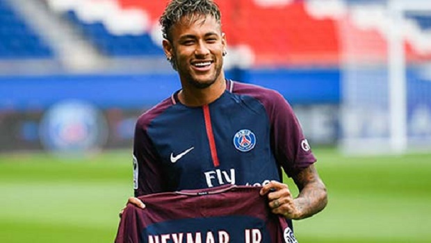 PSG thu về bao nhiêu tiền trong ngày đầu tiên bán áo đấu Neymar?